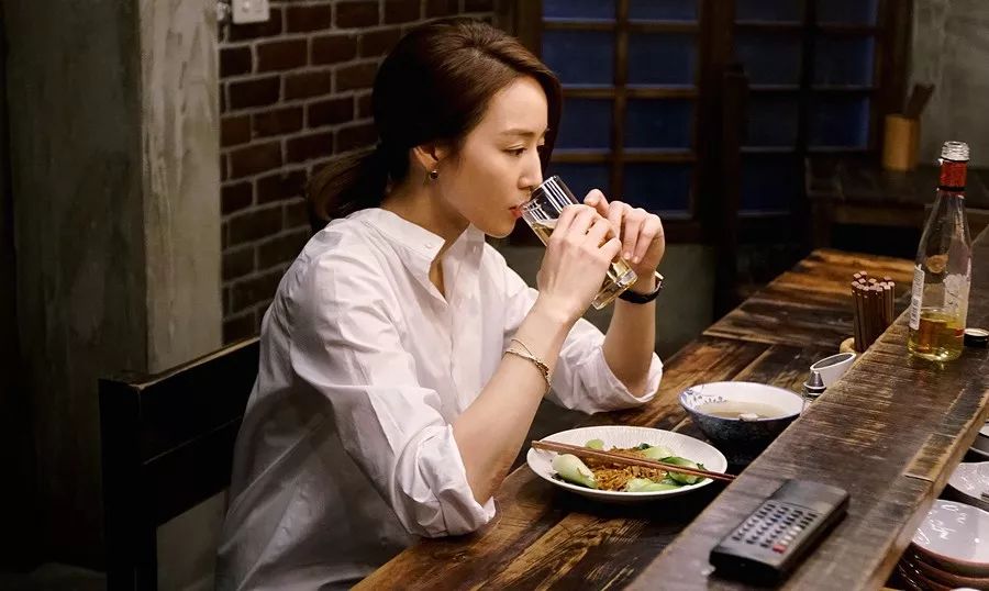 美食文娱乐圈小说推荐：让明星与美食治愈你的深夜书荒与味蕾